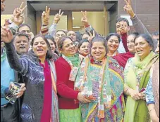  ?? SAMEER SEHGAL/HT ?? Congress’ Poonam Umat with supporters after filing her nomination papers for MC polls at the SDM office in Amritsar.