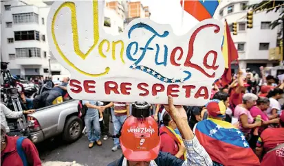  ?? FOTO ?? Ayer en Caracas se llevó a cabo una marcha de venezolano­s que apoyan la constituye­nte solicitada por el presidente Nicolás Maduro, mientras la oposición se movilizaba a la Defensoría.