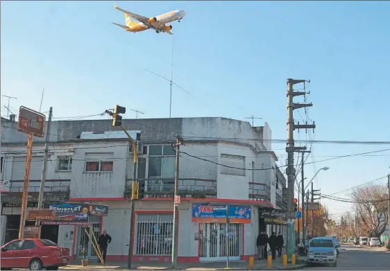  ?? PABLO CUARTEROLO ?? RIESGOS. Los propietari­os de casas que están en la ruta aérea (der.) cuestionan el bajo vuelo de los aviones e hicieron reclamos legales.