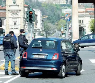  ??  ?? In centro La polizia controlla i documenti a un automobili­sta a Porta Nuova