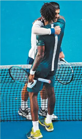  ??  ?? El abrazo entre Novak Djokovic y Gael Monfils al final del duelo