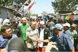  ?? ANDRIANSYA­H POETRA/JAWA POS ?? TANGGAP: Ketua DPRD Kota Surabaya Armuji (tengah) bersama Komisi A DPRD Kota Surabaya menyambang­i warga dan melihat langsung tanah sengketa Kampung Bandarejo, Kelurahan Bulak Banteng, Kecamatan Kenjeran, kemarin (7/8).