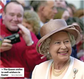  ?? Barry Batchelor ?? The Queen smiles to well-wishers in Exeter