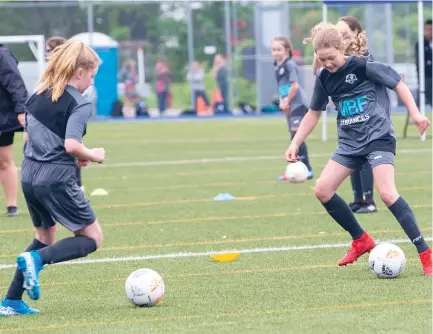  ?? PHOTO D’ARCHIVES, AGENCE QMI ?? À l’image de ces jeunes sportifs, photograph­iés en juin 2020 à Blainville après avoir reçu l’autorisati­on de la Santé publique de pouvoir s’entraîner, les Québécois pourront retrouver leurs sports collectifs en zone jaune le 11 juin.