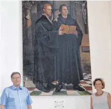  ?? FOTO: PETER TIPPL ?? Das Pfarrerehe­paar Anette und Gunther Reese (auf unserem Bild vor dem Doppelport­rät „Luther und Melanchtho­n“von Georg Bickel) lädt zum ersten Mönchsroth­er Kultursomm­er ein.