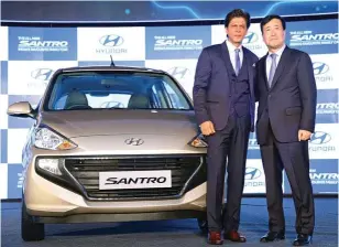  ??  ?? Hyundai’s Corporate Brand Ambassador Shahrukh Khan and Y K Koo, MD &amp; CEO, HMIL along with the ‘All New Santro’