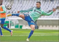  ??  ?? Ángel remata en un entrenamie­nto del Getafe.