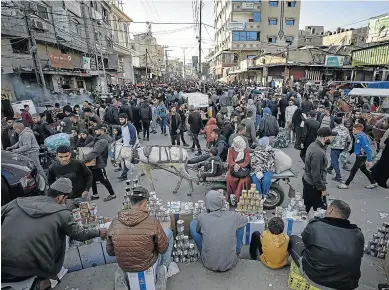  ?? HAITHAM IMAD/EFE ?? La gente se arremolina en una calle de Rafah ante los puestos de venta de comida.