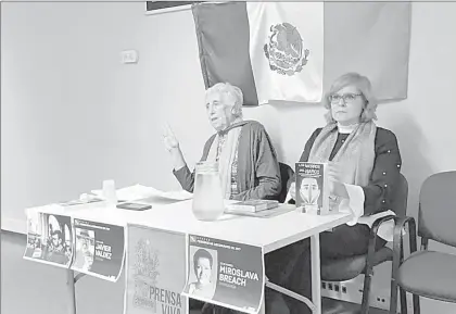  ?? Miranda/ El Debate ?? La correspons­al de La Jornada en Argentina, Stella Calloni, y la académica Dina Grijalva durante el homenaje realizado en Buenos Aires al periodista mexicano Javier Valdez, al cumplirse un año de que fue asesinado ■ Foto Andrea