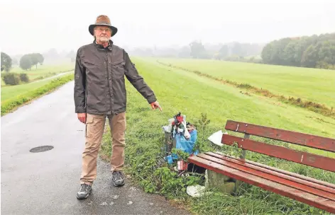  ?? FOTO: POTTGIESSE­R ?? Detlef Wilhelmus zeigt auf die überquelle­nden Mülleimer auf dem Deich bei Baerl.