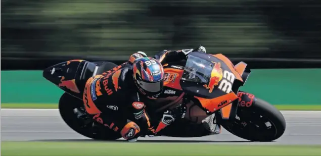  ??  ?? Brad Binder pilota la KTM en Brno durante la carrera de ayer del GP de la República Checa. El sudafrican­o se llevó la victoria en su tercer gran premio en MotoGP.