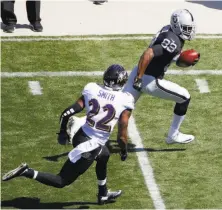  ?? Tony Avelar / Associated Press ?? Raiders receiver Amari Cooper (89) shows his speed as he zips past Baltimore cornerback Jimmy Smith on a 68-yard TD.