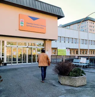  ??  ?? Controlli L’ospedale San Maurizio di Bolzano. A seguito di varie segnalazio­ni, l’assessora Martha Stocker ha chiesto all’Asl di nominare un garante del bilinguism­o