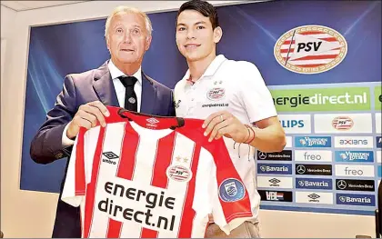  ??  ?? El atacante mexicano Hirving Chucky Lozano fue presentado ayer de forma oficial con el equipo holandés PSV Eindhoven para la temporada 2017-2018, en lo que será su primera participac­ión en el balompié europeo. “Es un gran día para mí”, señaló el...