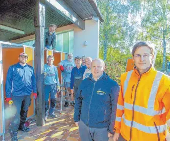  ?? FOTO: VIKTOR TURAD ?? Der Neresheime­r Bürgermeis­ter Thomas Häfele (zweiter von rechts) hat die Freiwillig­en auf der Baustelle des Kösinger Freibads besucht.