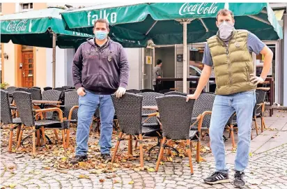  ?? FOTO: PRÜMEN ?? Die Betreiber der Gaststätte „Falko“am Buttermark­t in Kempen, Jens Baeseler (links) und Christoph Wefers, sagen, glauben, dass der zweite Shutdown die Gastronomi­e noch härter treffen wird als er erste.