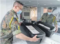  ?? FOTO: BUNDESWEHR ?? Oberstabsf­eldwebel Dirk Pascal Abel vom Sanitätsre­giment 3 in Dornstadt arbeitet seit einigen Wochen im Corona-einsatz in der portugiesi­schen Hauptstadt Lissabon.