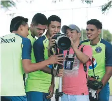  ??  ?? Los jugadores de Motagua aprendiend­o el uso de la cámara.