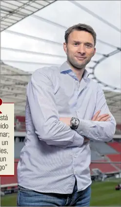  ?? ?? Simon Rolfes atiende a AS en Leverkusen.