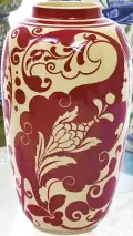  ??  ?? ESTIMATE £300–£500 A rare"ruby lustre vase, by Joseph Walmsley