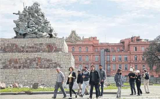  ?? Fabián marelli ?? Una comitiva visitó ayer el monumento de Juana Azurduy, en el patio de la Casa Rosada