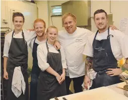  ??  ?? GØY: Nichlas Brede Iversen (t.v.), Kjetil Haglund, Aina Marie Olsen, Hans Petter Klemmetsen og Maciej Weselak hadde det gøy på jobb.