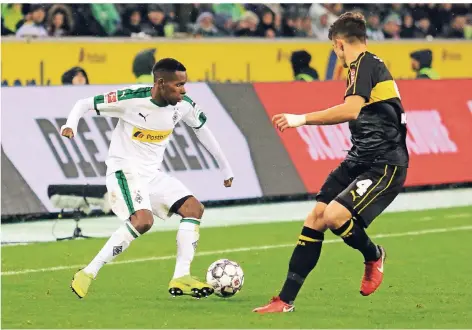  ?? FOTO: DIRK PÄFFGEN ?? Ibrahima Traoré durfte gegen Stuttgart, hier mit Marc-Oliver Kempf (rechts), von Beginn an auf Borussias rechter Seite ran.