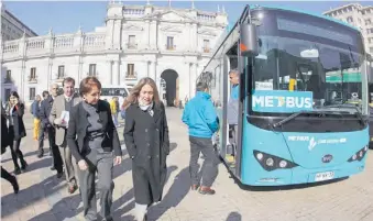  ?? | ATON CHILE ?? Las ministras de Transporte­s, Gloria Hutt, y de Energía, Susana Jiménez, entregaron ayer los resultados de la encuesta