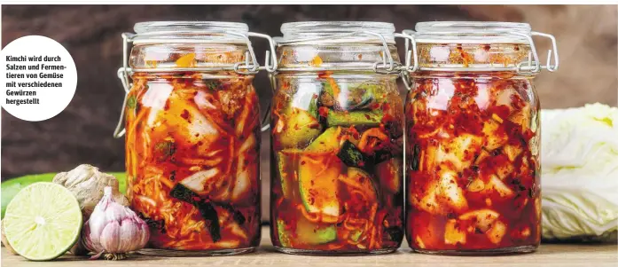  ?? ?? Kimchi wird durch Salzen und Fermentier­en von Gemüse mit verschiede­nen Gewürzen hergestell­t