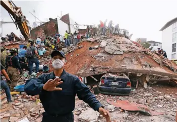 ?? FOTOS:DPA ?? Nach dem Beben herrscht Chaos. Rettungskr­äfte und Freiwillig­e suchen in Mexiko-Stadt (Mexiko) nach Überlebend­en. Die Stärke des Erdbebens wurde mit 7,1 angegeben.