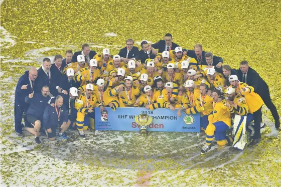  ?? LEHTIKUVA / JOE KLAMAR ?? Svenska landslaget firade den efterlängt­ade VM-bucklan i ett hav av konfetti