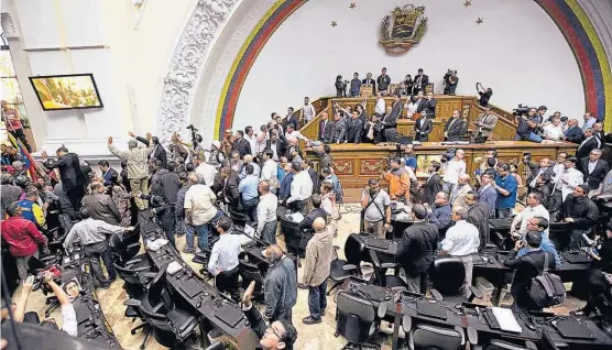  ??  ?? Sesión caliente. Partidario­s del Gobierno venezolano irrumpiero­n en la sesión especial de ayer de la Asamblea Nacional, de mayoría opositora.