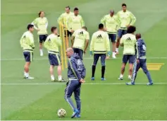  ?? — AFP photo ?? Real Madrid’s French coach Zinedine Zidane and players take part a training session at Valdebebas training ground in Madrid on April 29, 2016, on the eve of the Spanish League match Real Sociedad vs Real Madrid CF.