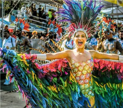  ??  ?? La reina del Carnaval, Valeria Abuchaibe Rosales, fue un colibrí gigante con su vestido ‘Vuelo de Fantasía’, con el que hizo homenaje a las aves del Caribe.