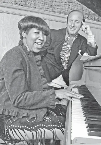  ?? Roger Ressmeyer CORBIS ?? MUSIC MOGUL Clive Davis looks on in appreciati­on as Aretha Franklin plays the piano in January 1981.