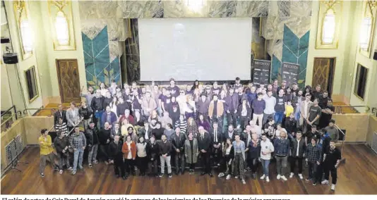  ?? María Muñoz ?? El salón de actos de Caja Rural de Aragón acogió la entrega de las insignias de los Premios de la música aragonesa.