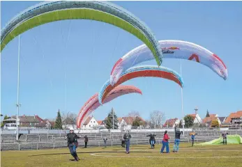  ?? FOTO: ?? Sie beherrsche­n die hohe Kunst der Fliegens: Häfler Gleitschir­mflieger präsentier­en ihr Equipment.