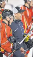  ?? FOTO: DPA ?? Vier weitere Jahre Spaß: EishockeyB­undestrain­er Marco Sturm (hier beim Training in Füssen).