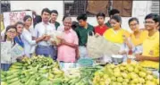  ??  ?? Students of New Way Senior Secondary School distributi­ng paper bags to a vegetable vendor in Aliganj area on Saturday.