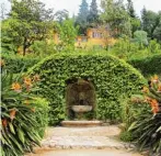  ??  ?? Geheimnisv­olle Atmosphäre: Lawrence Johnston leg te den heute schön verwildert­en Garten Serre de la Madone in Menton an.