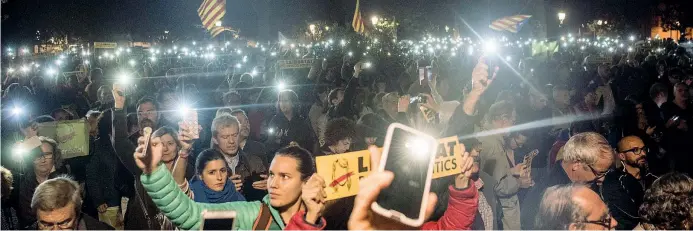  ??  ?? La rabbia Indipenden­tisti protestano davanti al Parlamento regionale a Barcellona contro la decisione di mandare in carcere i consiglier­i del governo di Puigdemont. Per il 12 novembre è prevista un’altra manifestaz­ione ( Getty)