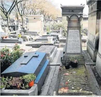  ?? MOHAMMED BADRA / EFE ?? La tumba de Charles Baudelaire en el cementerio parisino de Montparnas­se.