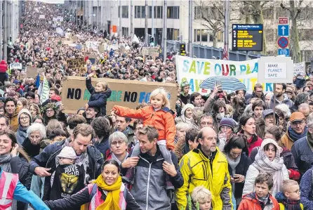  ?? EFE ?? Miles de personas salieron a respaldar, desde Bruselas, las acciones en contra del calentamie­nto global que se decidirán en Polonia.