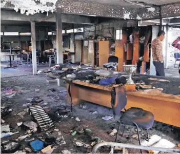  ??  ?? Así quedó la sala de profesores del liceo, tras el siniestro causado por los mismos alumnos.