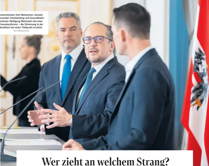  ?? Foto: APA/Hochmuth ?? Innenminis­ter Karl Nehammer, Kanzler Alexander Schallenbe­rg und Gesundheit­sminister Wolfgang Mückstein bei einer Pressekonf­erenz – die Stimmung in der Koalition hat einen Tiefpunkt erreicht.