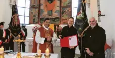  ?? Foto: Elisabeth Sedlacek ?? Kaplan Sanoj (links) und Kirchenpfl­eger Anton Höfle (rechts) verabschie­deten den langjährig­en Organisten der Pfarrei Blankenbur­g, Hans Eß.