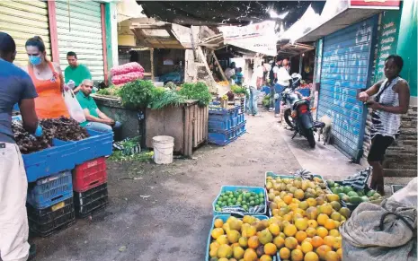  ?? JORGE CRUZ/LISTÍN DIARIO. ?? Actividad comercial en el Mercado de Los Mina.