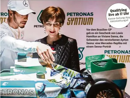  ??  ?? Vor dem Brasilien-GP gab es ein Geschenk von Lewis Hamilton an Viviane Senna, die Schwester des verstorben­en Ayrton Senna: eine Mercedes-Replika mit einem Senna-Porträt