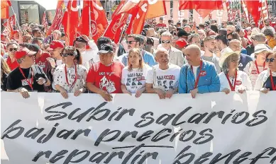  ?? JUAN CARLOS HIDALGO/EFE ?? Álvarez y Sordo, a la cabeza de la manifestac­ión de UGT y CC. OO. celebrada en Madrid.