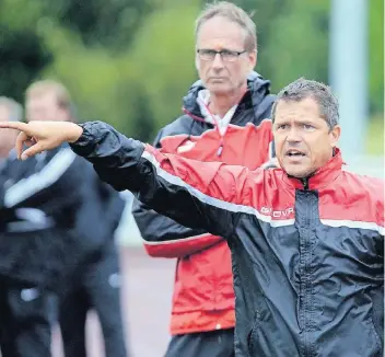  ?? FOTO: JANICKI (ARCHIV) ?? Taktgeber: Trainer Maik Franke (vorne) und der Sportliche Leiter Joachim Dünn arbeiten weiter zusammen.